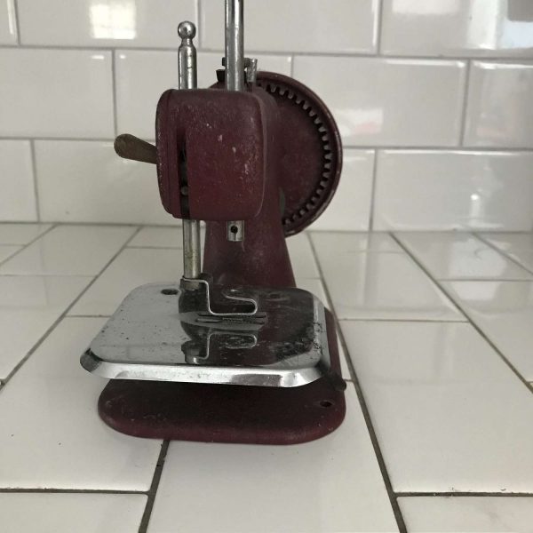 Child size Stitchmistress burgundy sewing machine hand crank heavy duty Metal 1940's collectible display