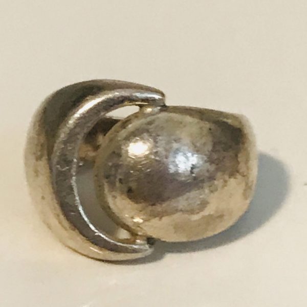 Sterling silver vintage ring raised ball with moon shaped wrap pattern marked .925 size 3 1/2