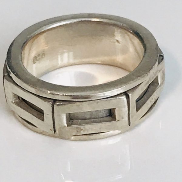 Unisex Sterling silver vintage spinner center ring marked .925 and the number 8 inside size 7