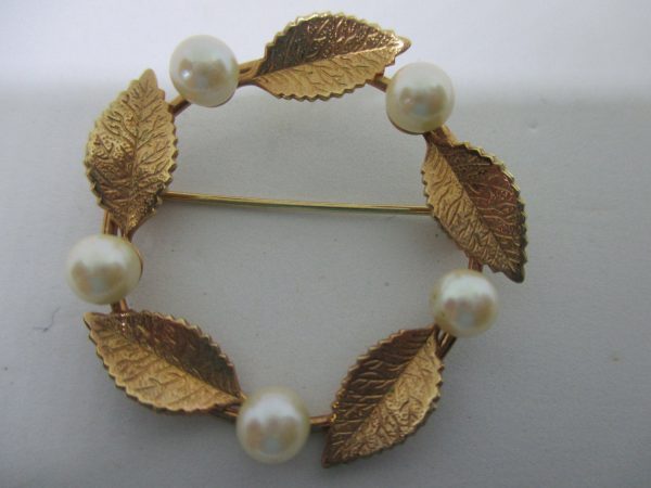 Vintage Gold Very Dainty Leaf and Pearl circle Pin Mid Century Great condition gold tone with white brooch