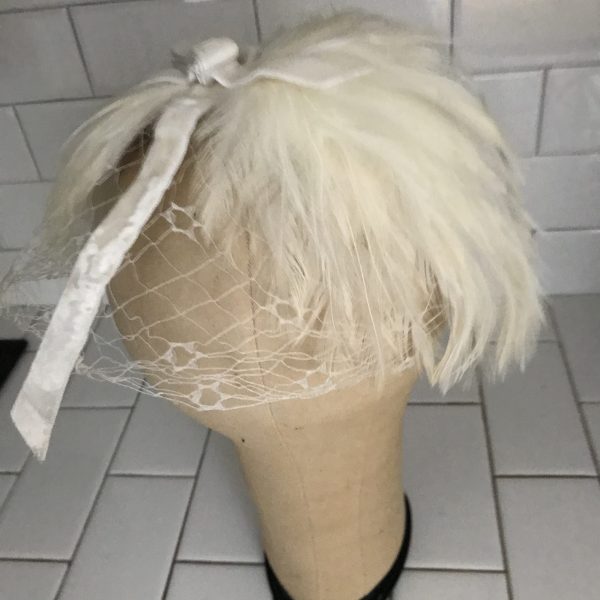 Vintage Hat White Netting Feather Facinator Cap hairpiece cover velvet bow theater movie prop costume special event
