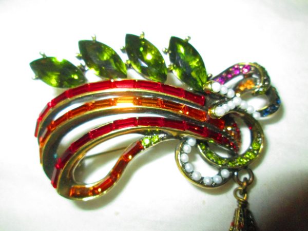 Vintage Retired Heidi Daus Rhinestone Brooch with Golden Color drop crystal Beautiful Colors and detail Red Green Gold with mini pearls