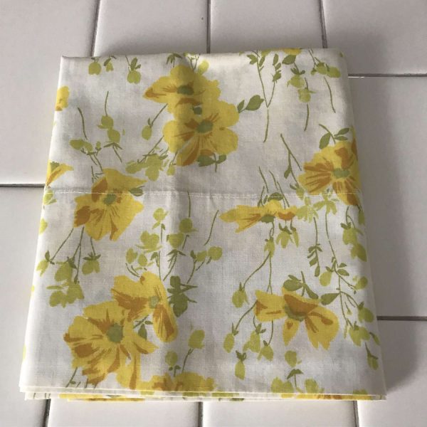 Vintage Standard size pillowcase yellow flowers green leaves no iron percale Bed & Breakfast collectible display bedroom farmhouse cottage