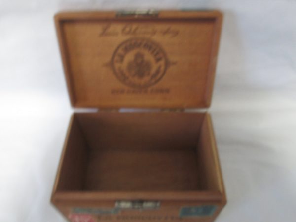 Vintage Wooden Cigar Box La Moscovita New Haven, Conn