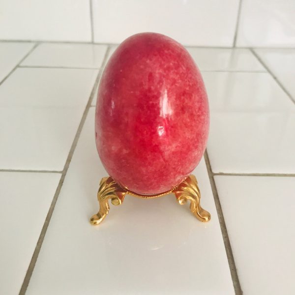 Beautiful dark pink agate egg figurine on gold metal stand great coloring display collectible vintage home decor Easter farmhouse cottage