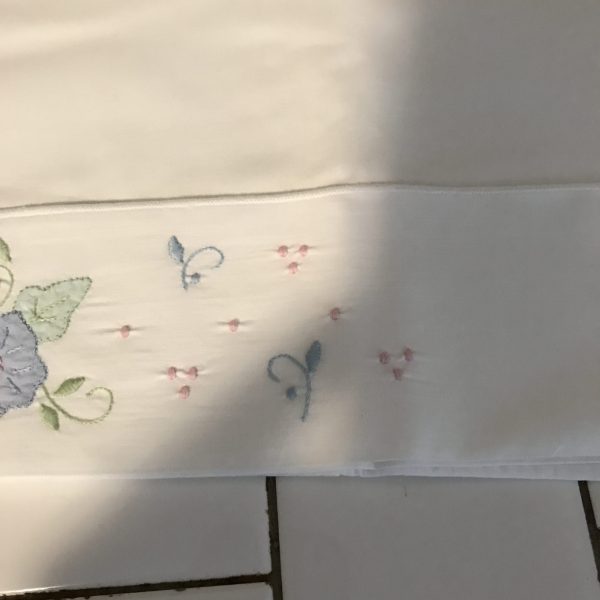 Vintage Applique and Embroiderd Pillowcase Standard single no iron percale pink blue farmhouse guest room bed and breakfast rick-rack trim