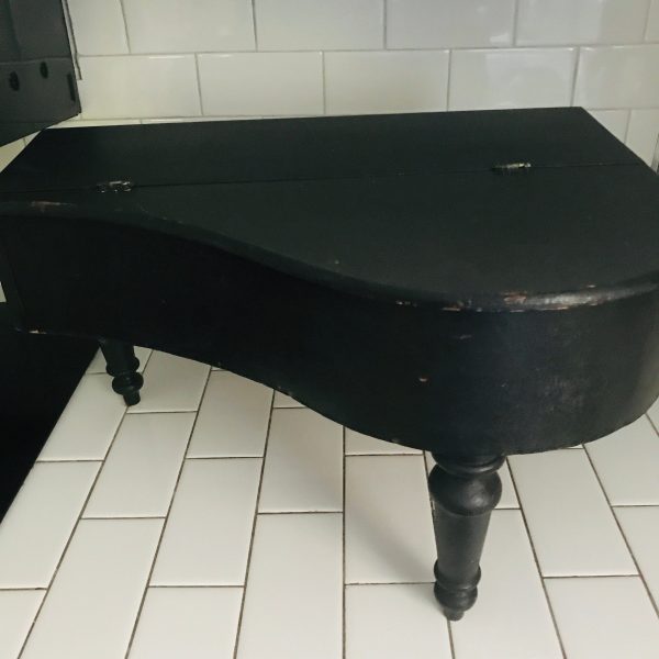 Antique Shoenhut Piano Baby Grand Germany 1910 Very Good Condition working all keys intact inside intact 18 keys
