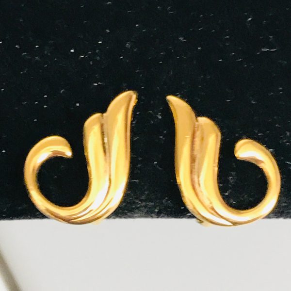 Vintage dainty gold tone swirl earrings clip backs light weight