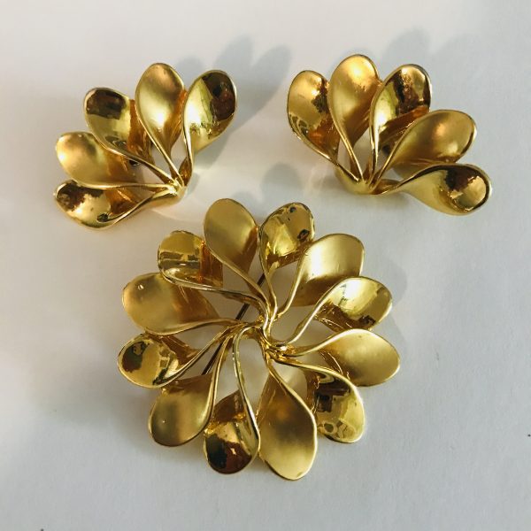 Vintage Gold tone Jewelry Set Clip Earrings & Brooch large floral design swirls gold tone metal mid century