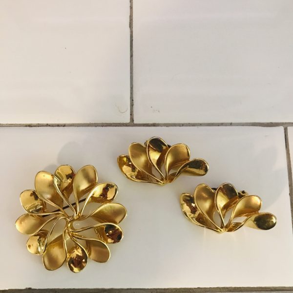 Vintage Gold tone Jewelry Set Clip Earrings & Brooch large floral design swirls gold tone metal mid century