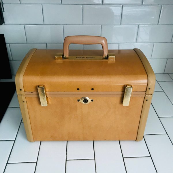 Vintage Overnight Cosmetic Case Ultra Samsonite Hard Side Beige with keys Very clean collectible display #7512
