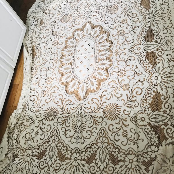 Vintage Quaker Lace Tablecloth Beautiful coloring and pattern great ...