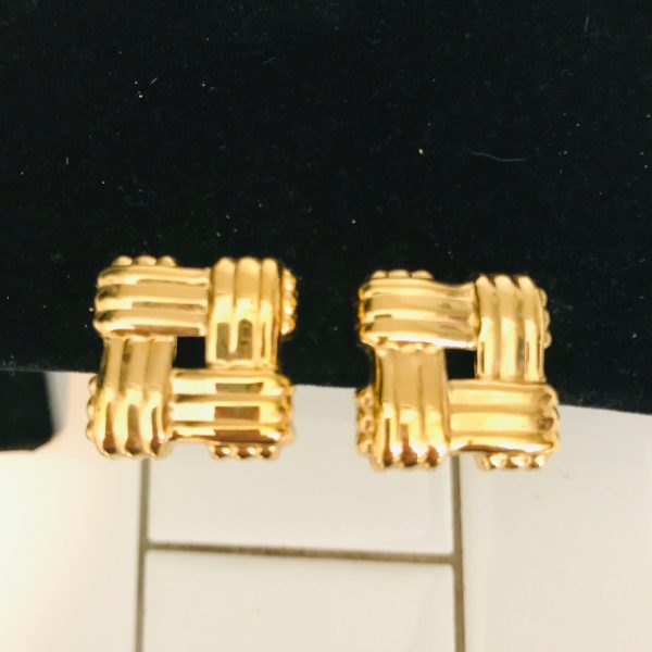 Vintage ribbed criss cross square clip earrings gold tone 1" square