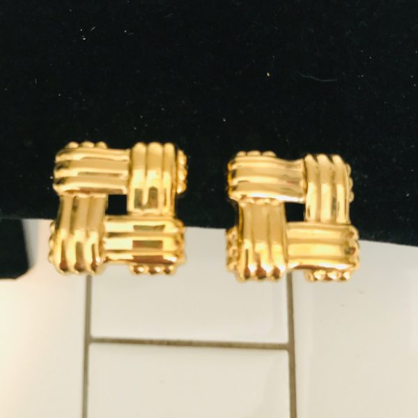 Vintage ribbed criss cross square clip earrings gold tone 1" square