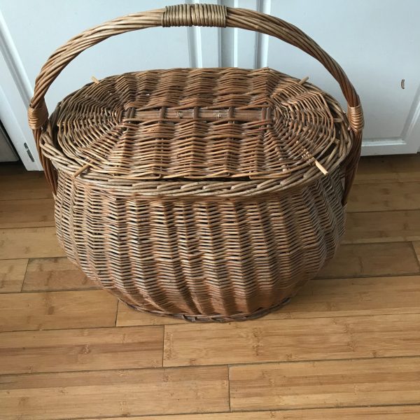 Vintage Willow Basket Huge with handle and lid storage collectible farmers market farmhouse cottage magazines laundry display