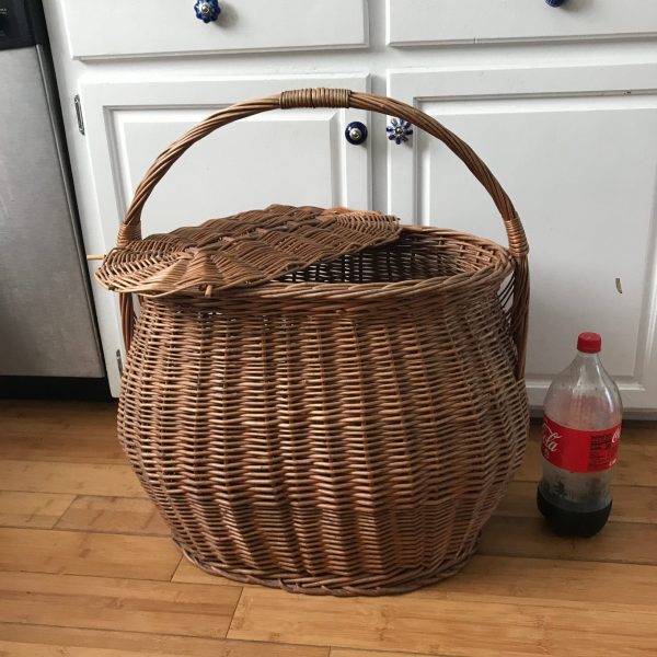 Vintage Willow Basket Huge with handle and lid storage collectible farmers market farmhouse cottage magazines laundry display