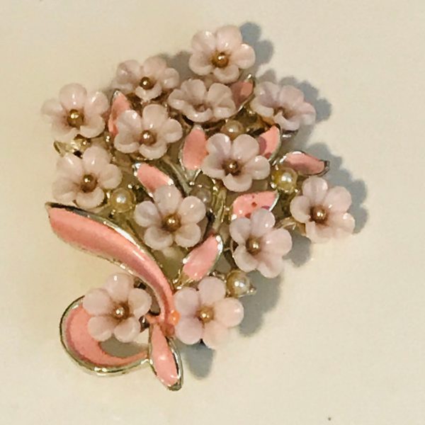 Beautiful Brooch Pin Vintage Pink tiny flowers enameled pastel bow display sweater pin gold tone metal