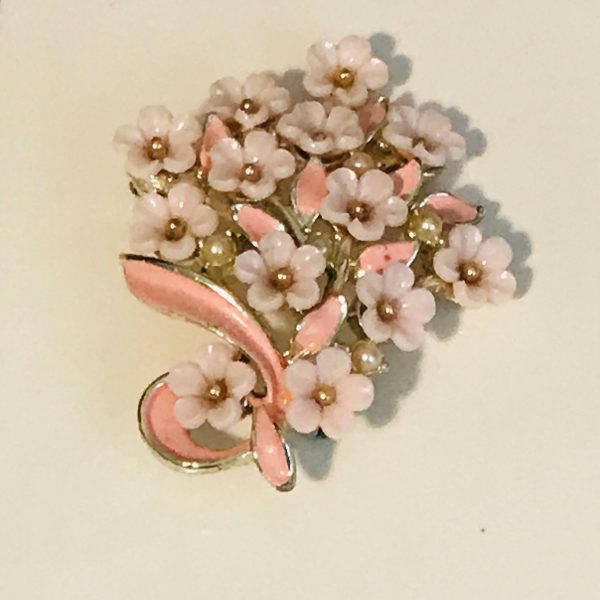 Beautiful Brooch Pin Vintage Pink tiny flowers enameled pastel bow display sweater pin gold tone metal