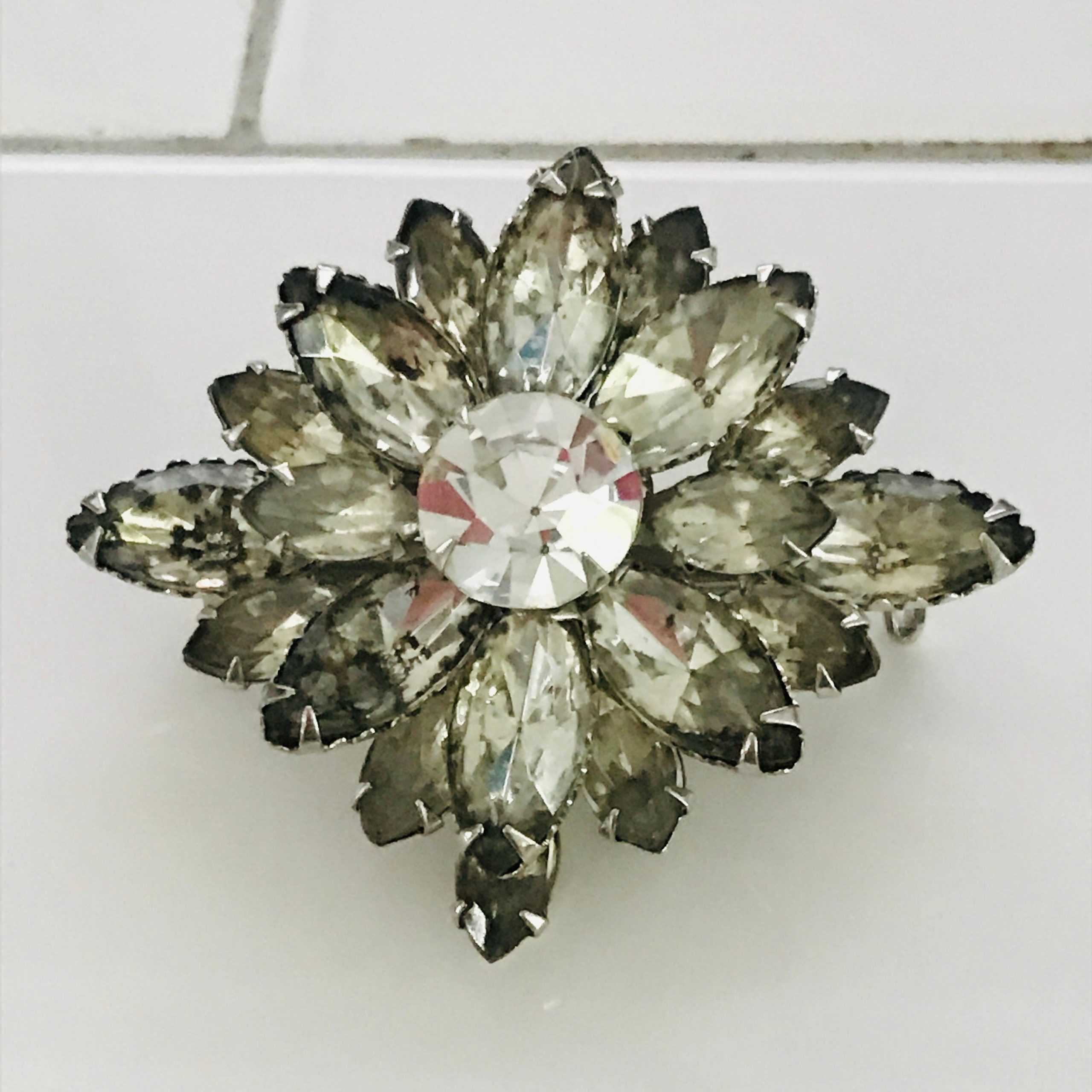 Beautiful Large Rhinestone Brooch Pin Oval Large Rhinestones Clear –  Carol's True Vintage and Antiques