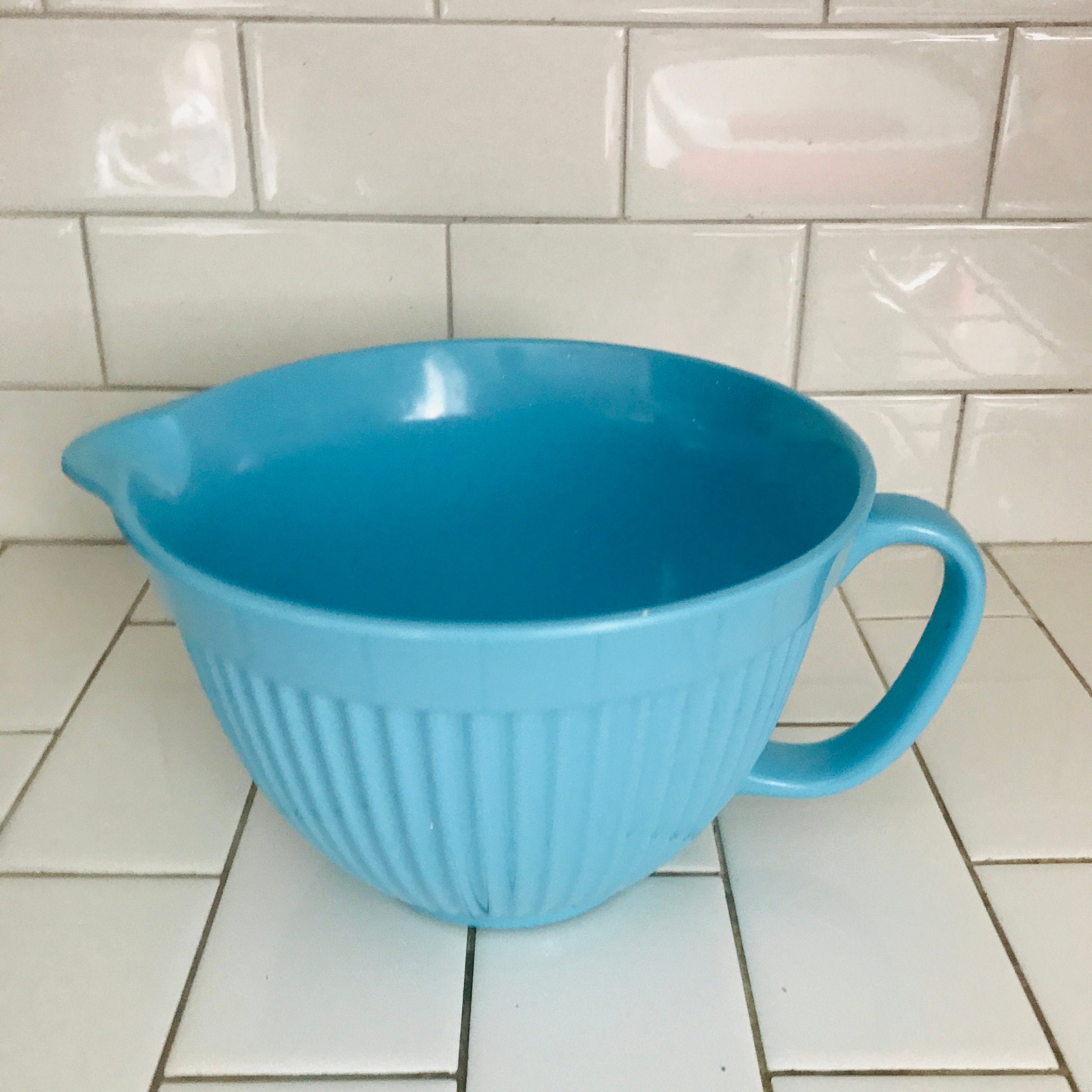 https://www.truevintageantiques.com/wp-content/uploads/2020/07/vintage-melamine-bowl-with-pour-spout-mixing-bowl-collectible-display-kitchen-decor-non-slip-base-ribbed-with-handle-5f1cb6d01-scaled.jpg
