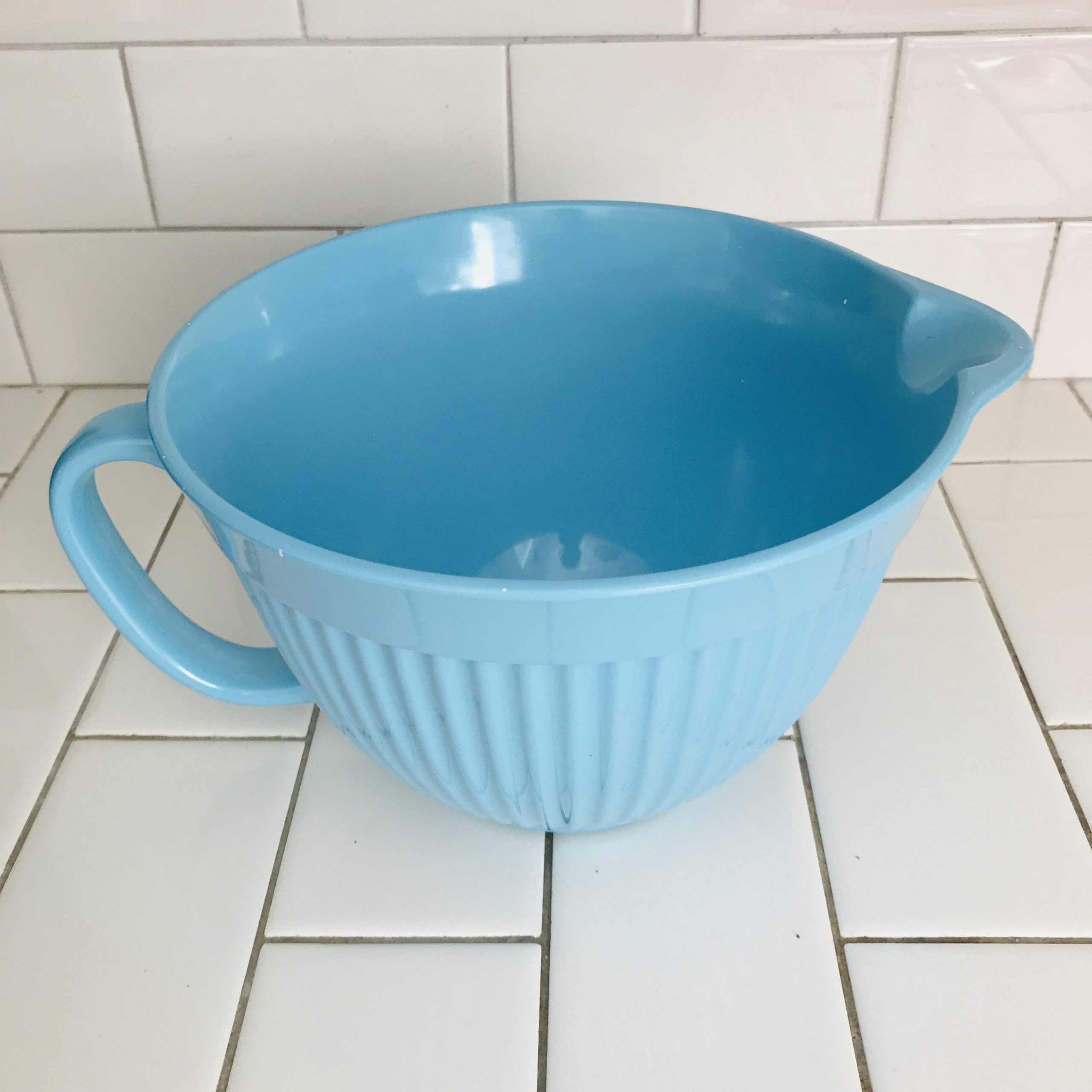 Vintage Melamine Bowl with pour spout mixing bowl collectible display  kitchen decor non slip base ribbed with handle – Carol's True Vintage and  Antiques