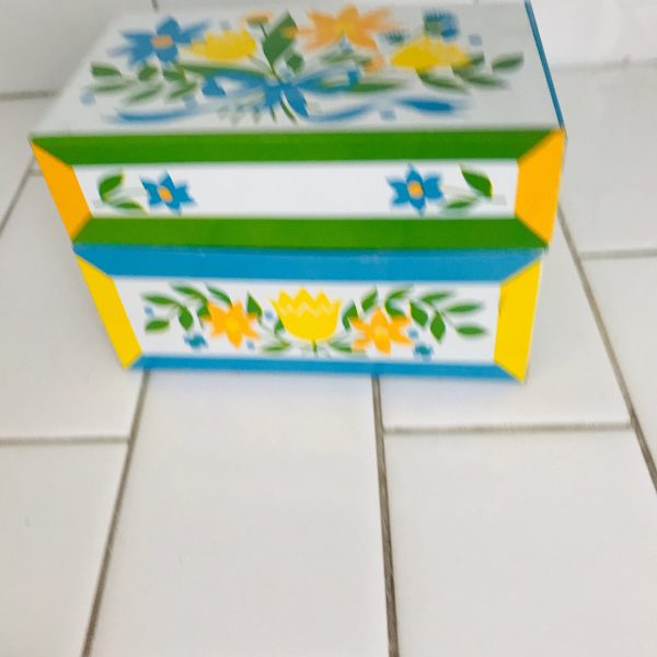 Vintage recipe box metal folk art designed green yellow aqua kitchen collectible display storage wtih cards