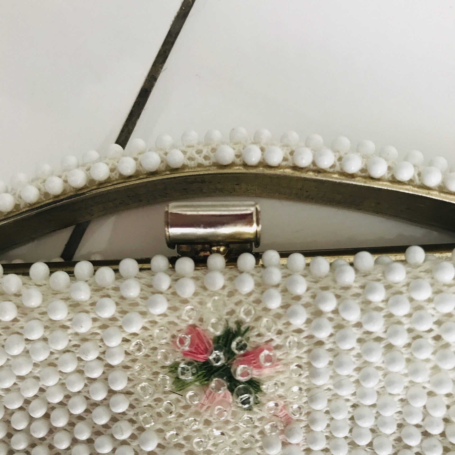70011 B1 VHB Vintage 1950's Lumured Floral Pattern Beaded Handbag