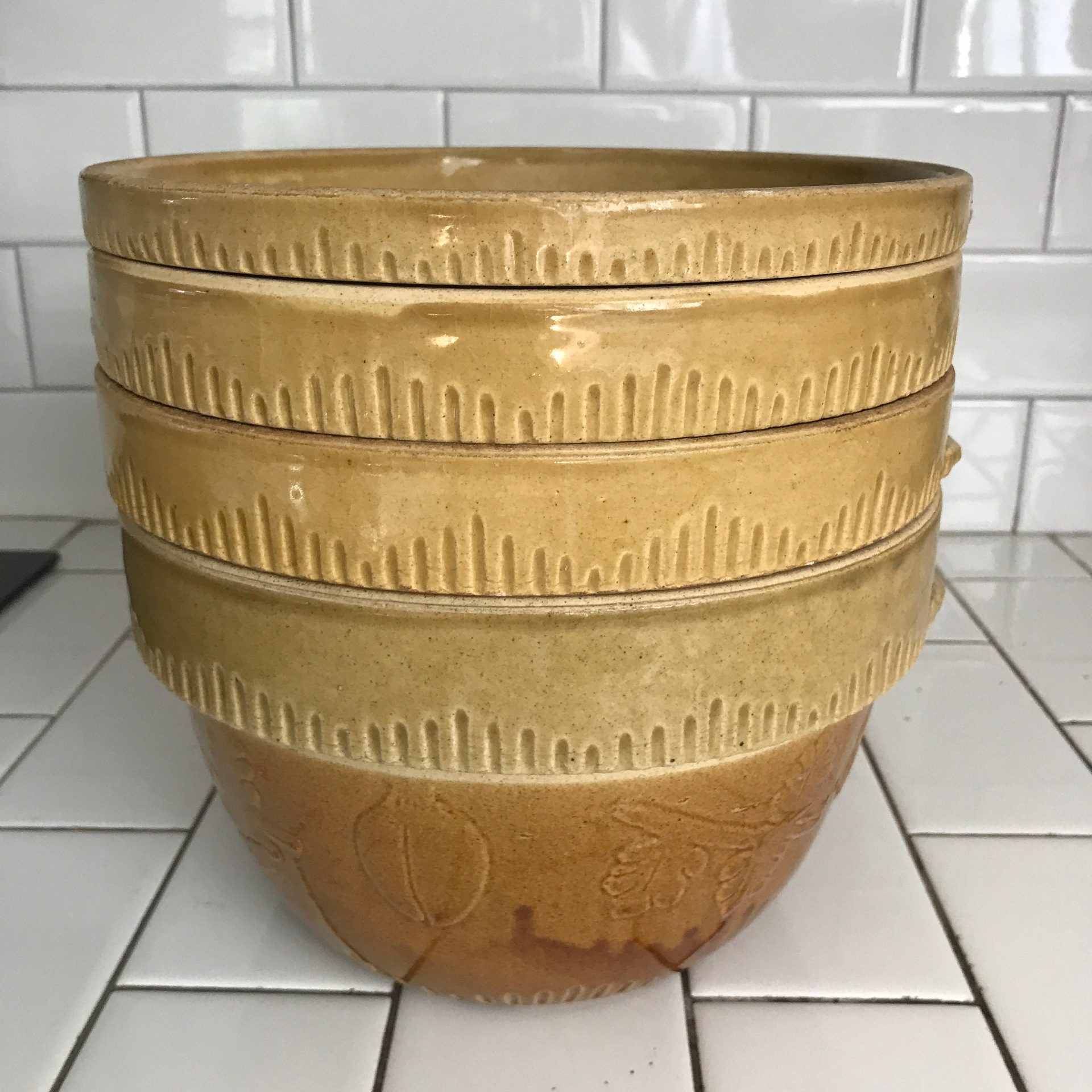 https://www.truevintageantiques.com/wp-content/uploads/2021/11/antique-heavy-pottery-crock-set-of-3-batter-bowls-mixing-bowls-and-pie-plate-lid-cook-rite-usa-farmhouse-collectible-display-patterned-bowls-61a29b091-scaled.jpg