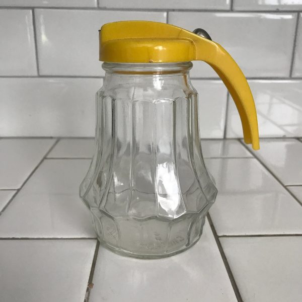 Great Vintage Mid Century Federal Glass Syrup Pitcher Kitchen Tableware Glass Marked Working Slide Lid yellow Plastic farmhouse tabletop