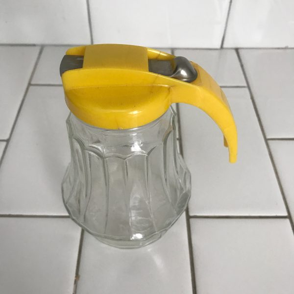 Great Vintage Mid Century Federal Glass Syrup Pitcher Kitchen Tableware Glass Marked Working Slide Lid yellow Plastic farmhouse tabletop