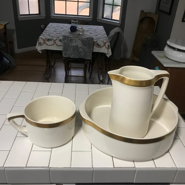 Antique Villeroy and Boch Dresden Wash Bowl/water basin Pitcher and Chamber pot Exceptional Vanity Set Wide gold band 1874-1909 bathroom