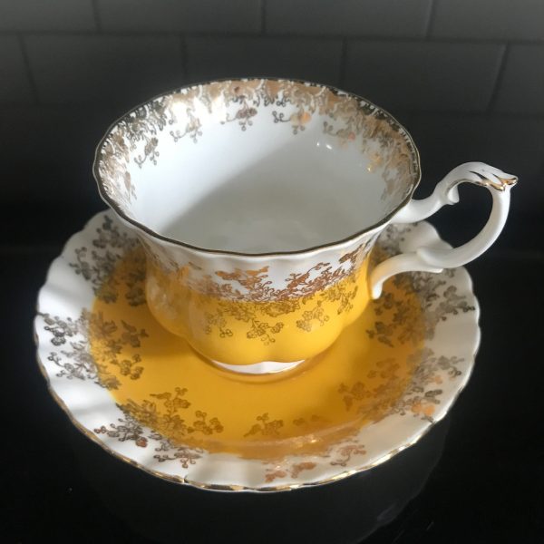 Royal Albert tea cup and saucer England Fine bone china White Bright Yellow gold trim farmhouse collectible display coffee regal series