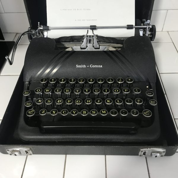 Vintage Smith Corona SILENT Portable typewriter 1940's nice working condition in carry case collectible display office