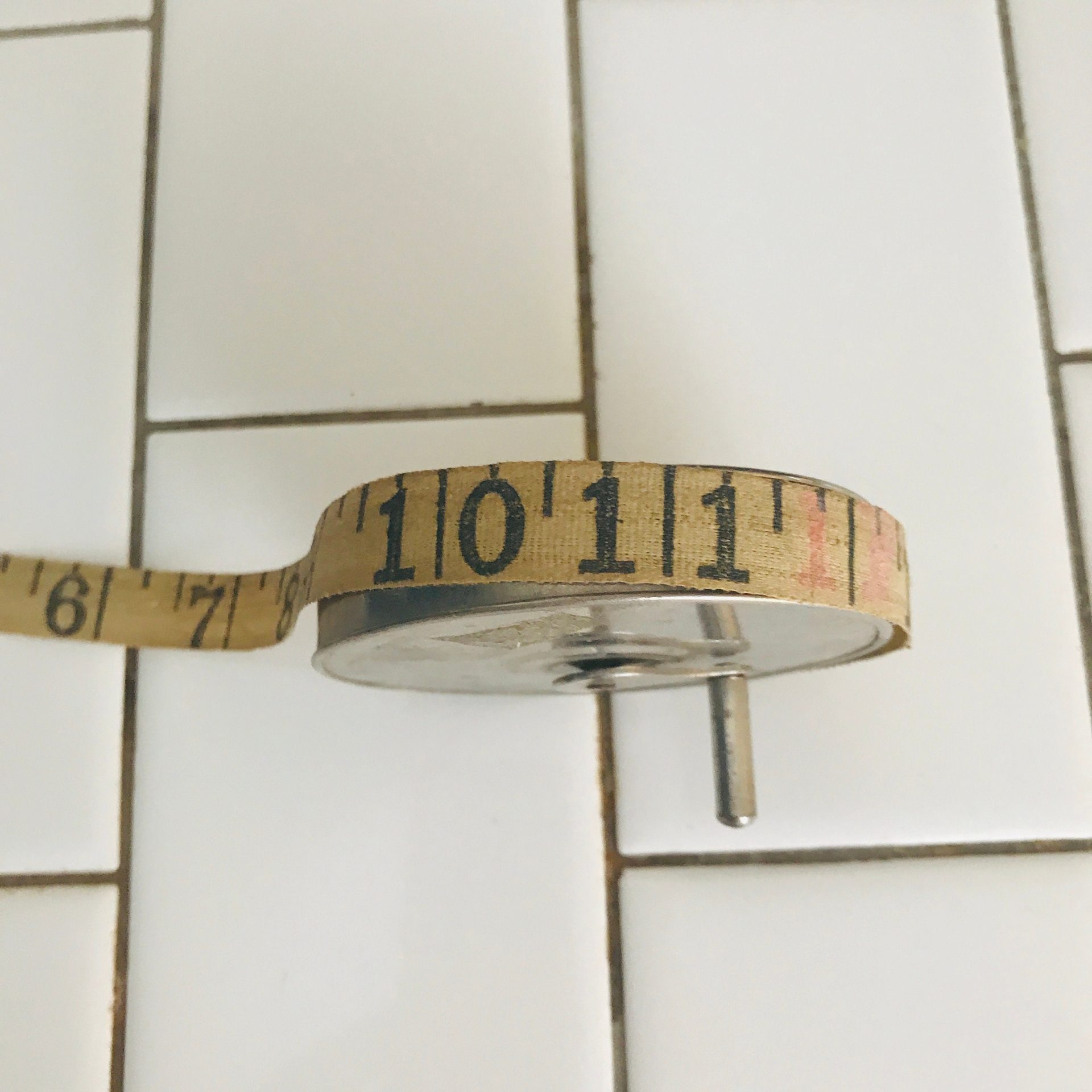 https://www.truevintageantiques.com/wp-content/uploads/2022/02/vintage-tape-measure-cloth-sewing-notions-1920s-wind-up-tape-measurecollectible-display-metal-6204747b4-scaled.jpg