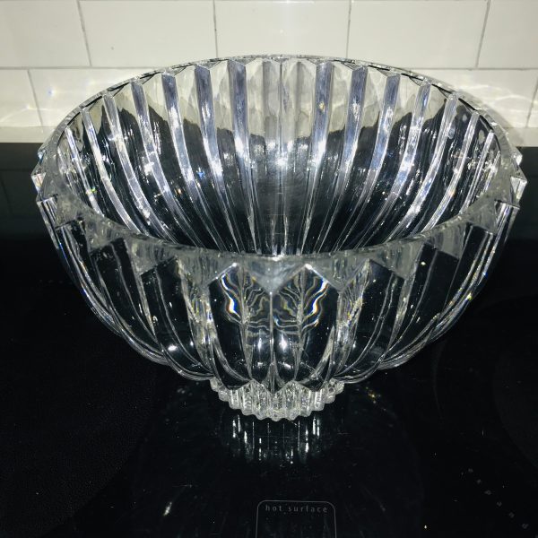 Beautiful  Salad Bowl Large Vintage Ribbed Crystal great design and shine elegant dining kitchen center bowl